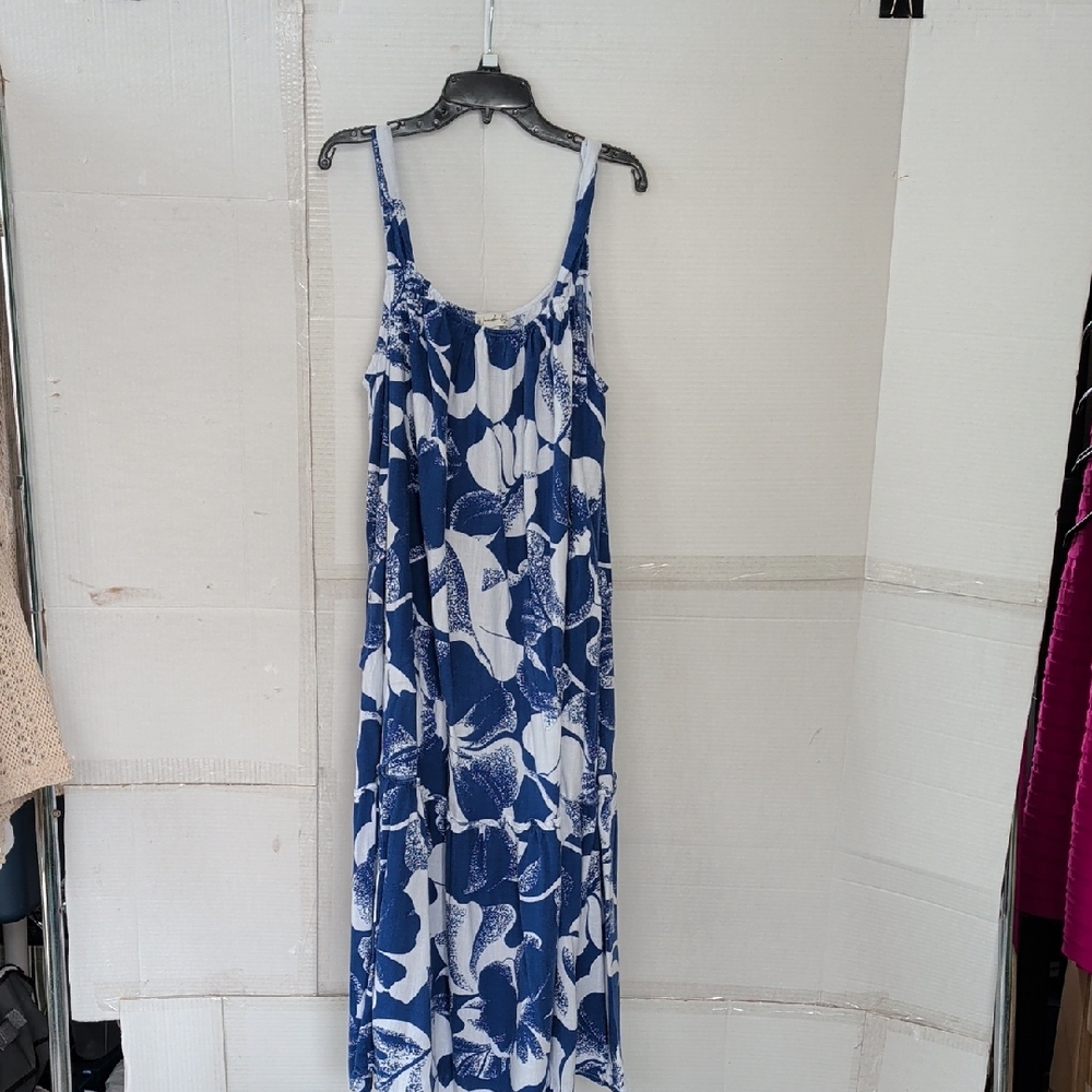 Wonderly Floral Blue & White Maxi Dress Tiered 2 Pockets Vacation Hawaiian Comfy